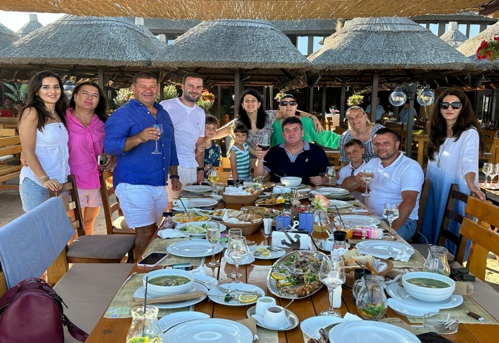 Presedintele UMPMV, gl.(r) Gabriel Oprea, cu familia și prietenii, sărbătorind zilele de naștere ale fiicei Ana Maria, nepotului Alex Gabriel și ginerelui Alex Tudor, la Popasul Pescarilor, Olimp