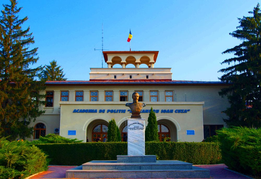 Rectorul Academiei de Poliție, Claudiu Chindriş, schimbat din funcție după scandalul mâncării cu viermi primite de studenți