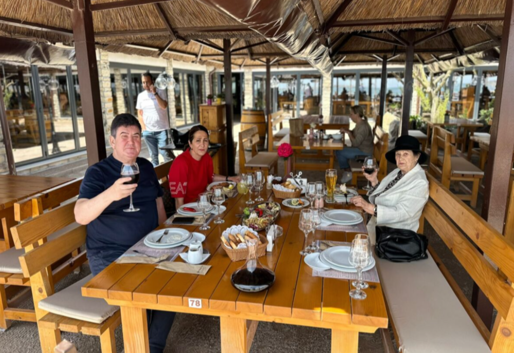 Gl.(r) Gabriel Oprea, împreună cu soția și mama, pe malul Mării Negre, la Popasul Pescarilor Olimp