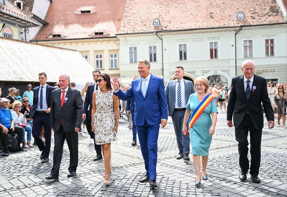 IOHANNIS, PRIMIT LA SIBIU CU ODE: ”SĂ ȘTII SĂ TACI E MULT MAI GREU DECÂT SĂ VORBEȘTI!”
