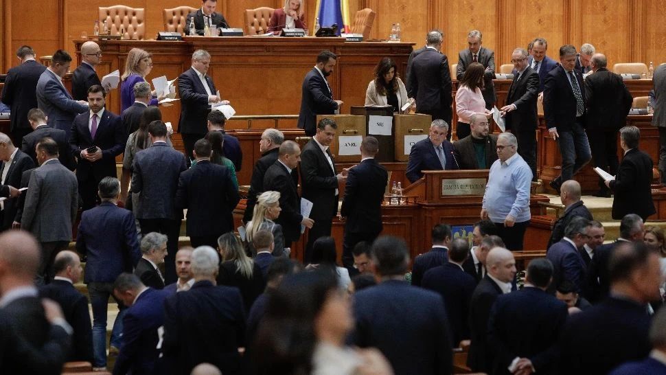 Ce grup din Parlament este pregătit să susțină un guvern minoritar condus de Bolojan