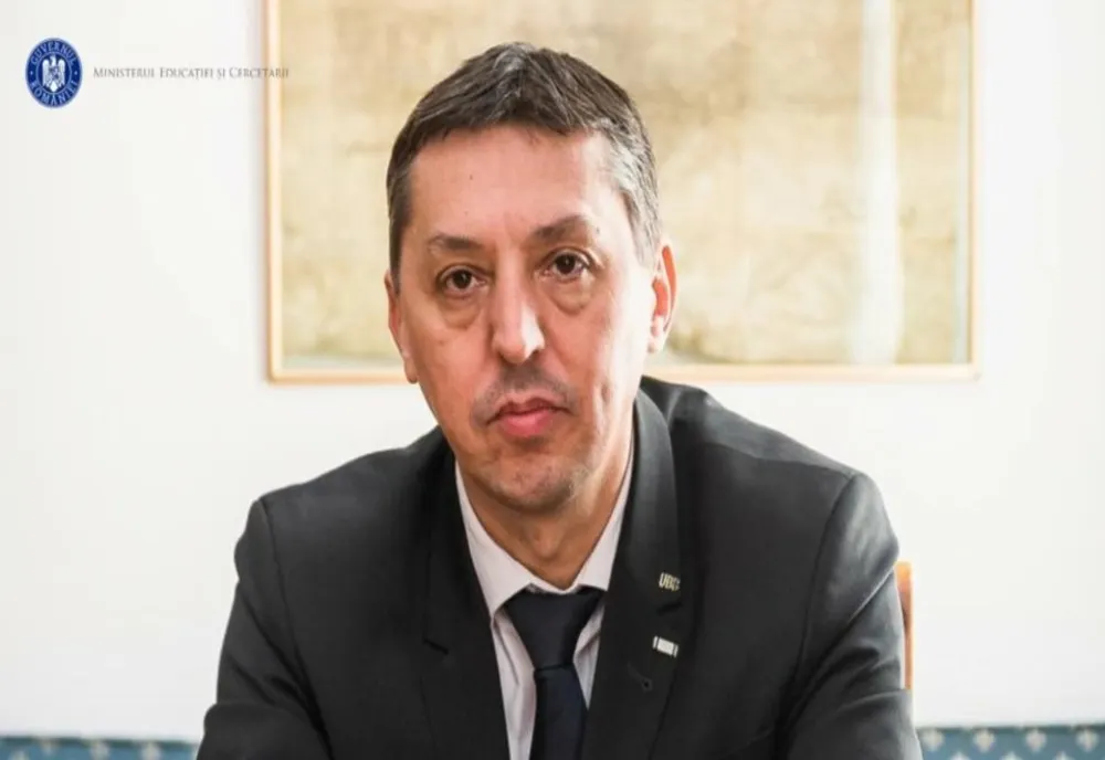 „SE MERGE PREA DEPARTE ÎN IDEEA DE A NU-I PUNE PE UNII ÎNTR-O LUMINĂ PROASTĂ”. MINISTRUL EDUCAȚIEI VREA SĂ INTERZICĂ ÎNVĂȚĂTORILOR SĂ MAI DISCUTE PUBLIC REZULTATELE ELEVILOR