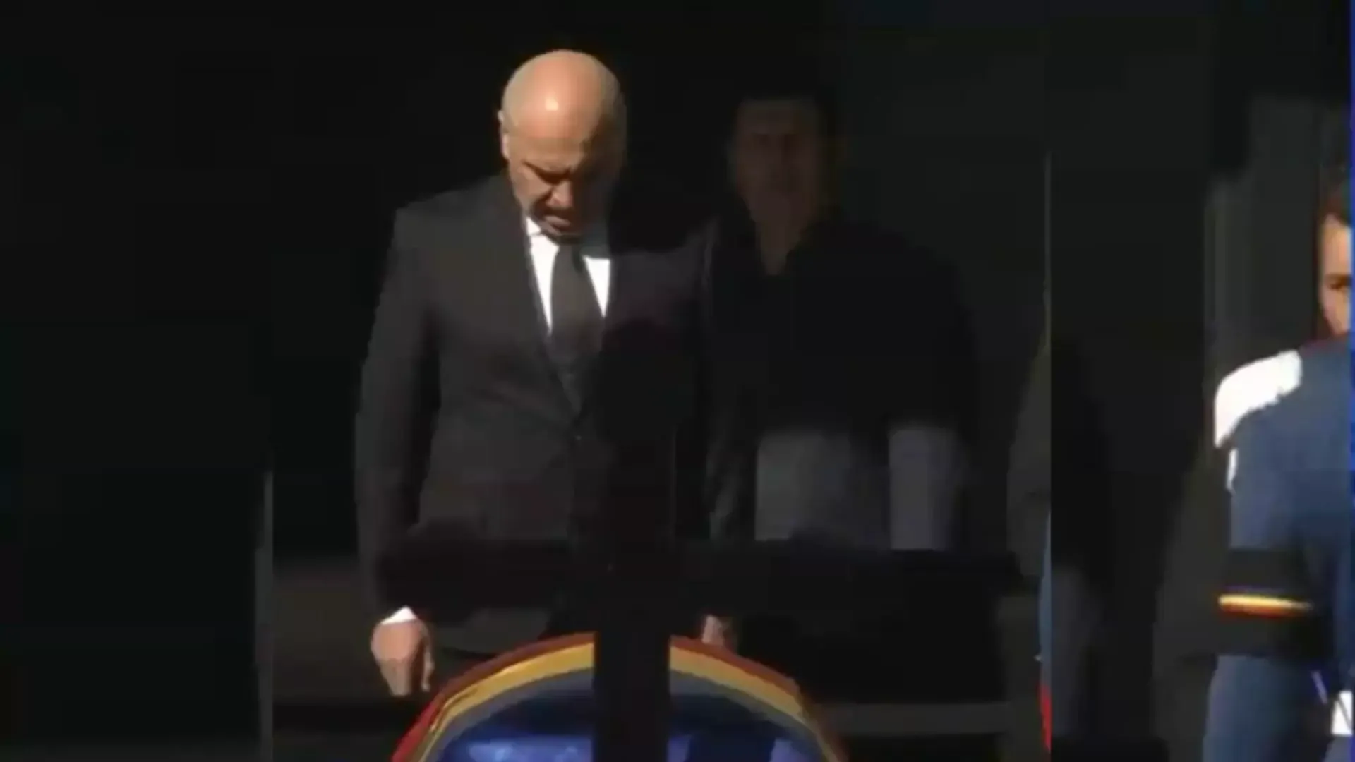Ilie Bolojan, la catafalcul lui Mircea Lucescu. Premierul României i-a adus un ultim omagiu legendarului antrenor