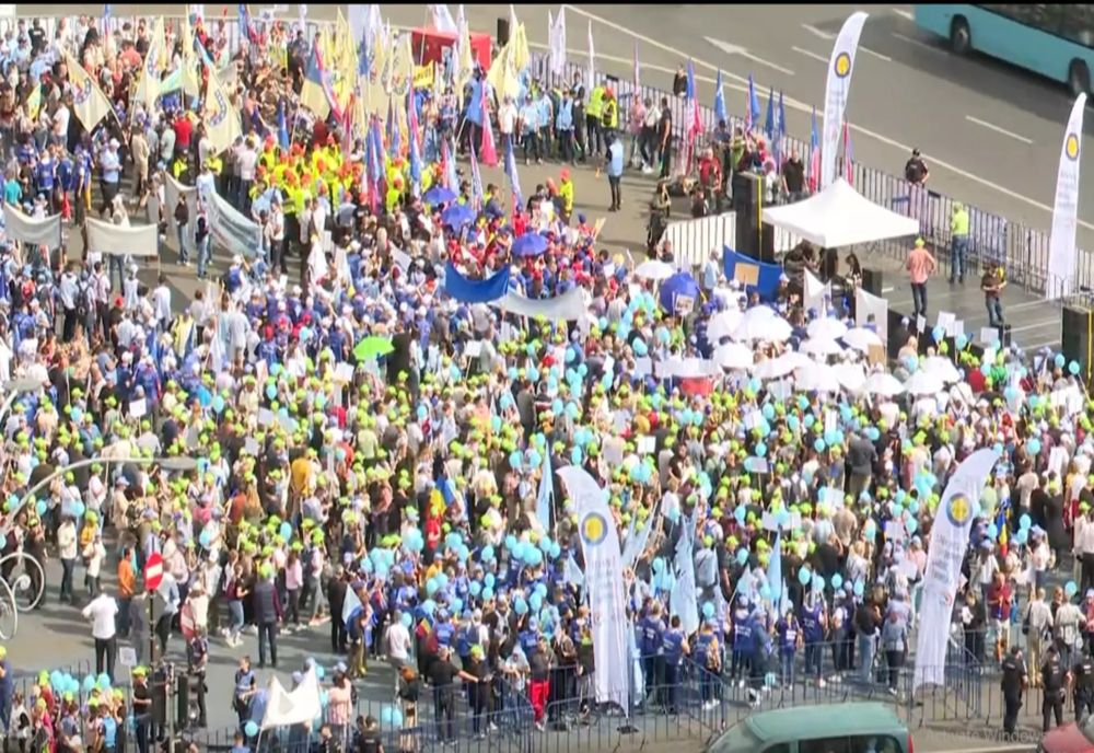 FUNCȚIONARII PUBLICI, PROTEST MASIV ÎN FAȚA GUVERNULUI 