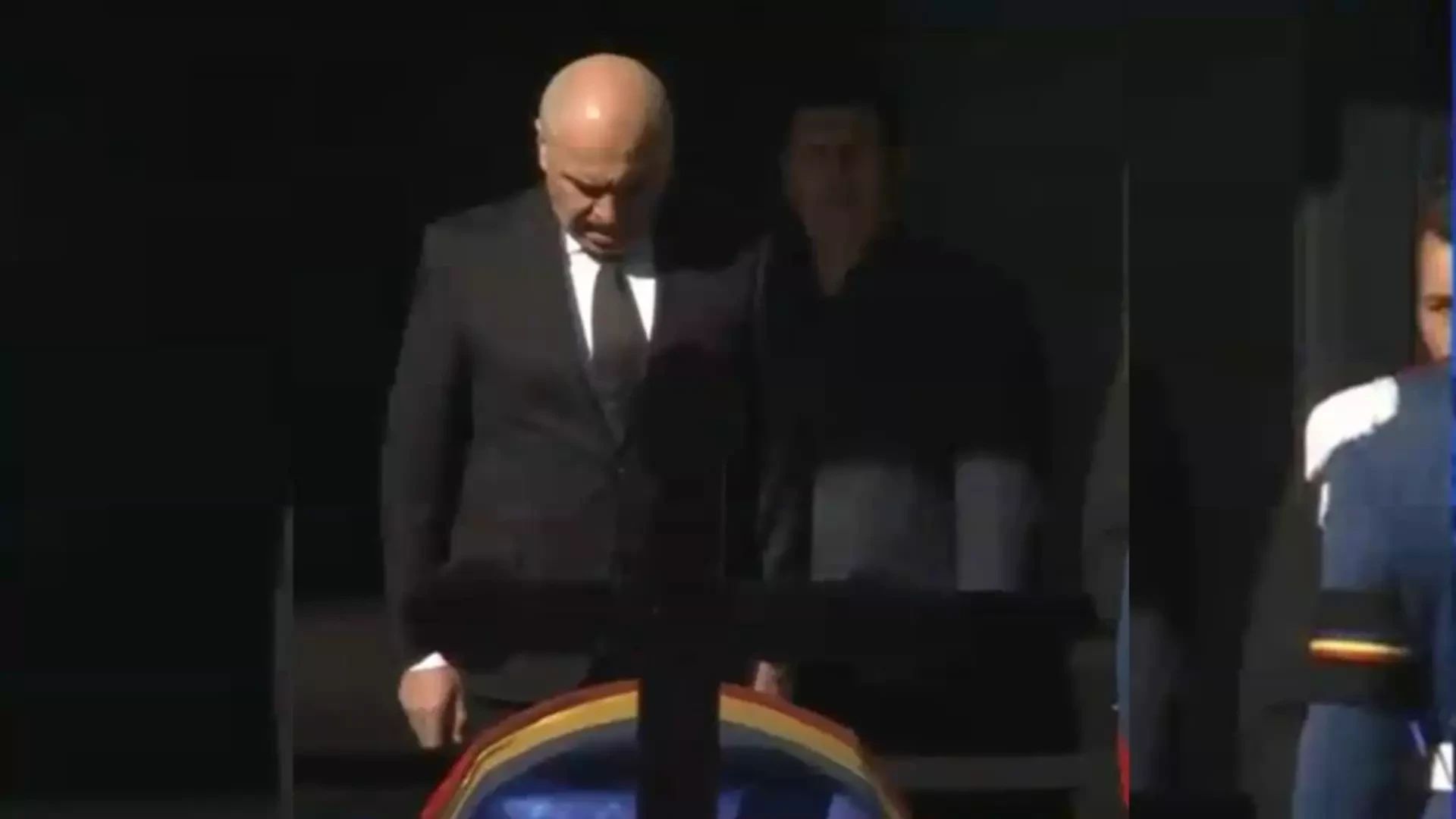 Ilie Bolojan, la catafalcul lui Mircea Lucescu. Premierul României i-a adus un ultim omagiu legendarului antrenor