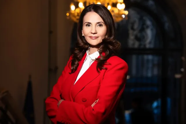 Anca Alexandrescu: Guvernul Bolojan „a reușit performanța să cheltuiască mai mult decât Ciolacu”