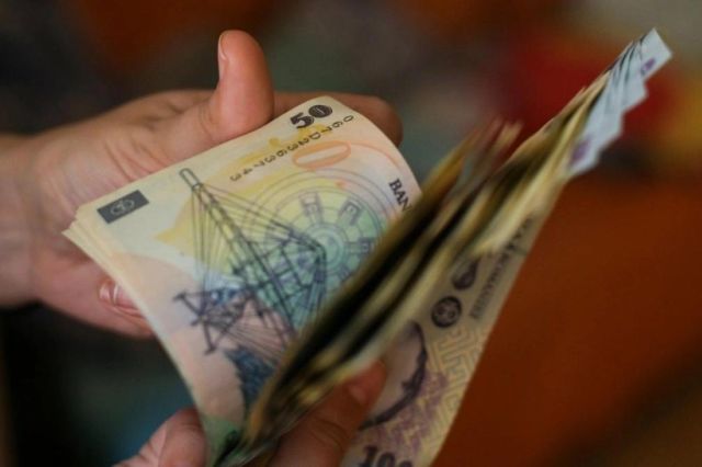 Legea care interzice cumulul pensiei cu salariul a fost adoptată. Bolojan cere Parlamentului vot de urgență