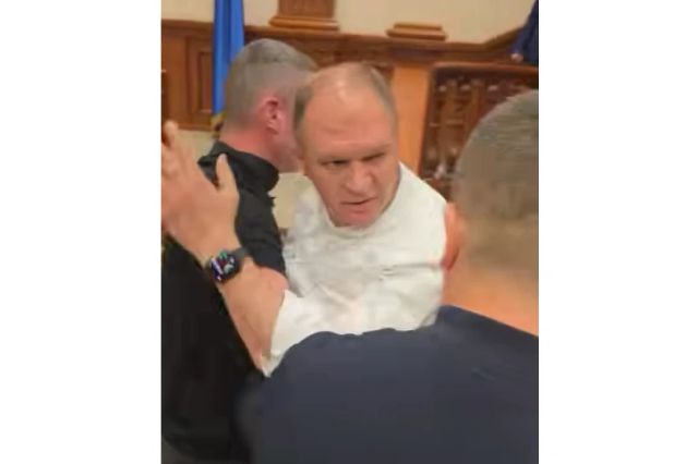 Primarul Chișinăului, dat afară din Parlamentul Moldovei, după ce a dat buzna în plen - VIDEO